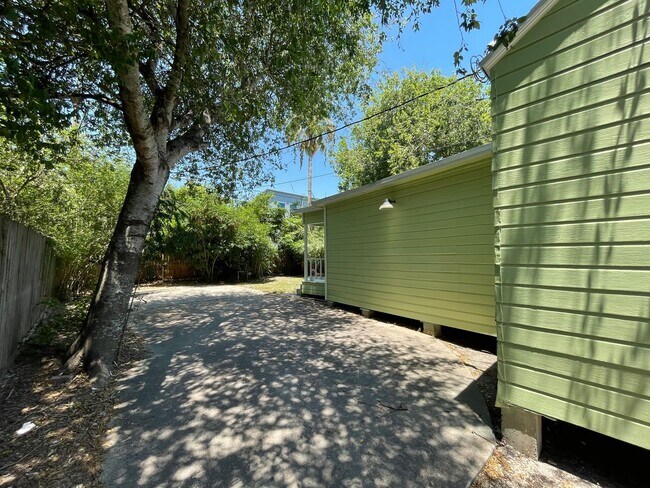 Building Photo - 322 Beverly Dr