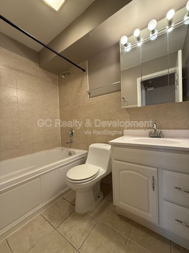 Building Photo - 834 College Blvd