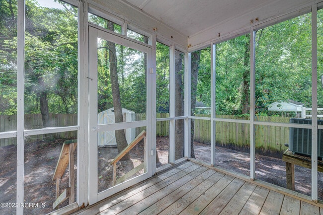 Building Photo - 617 Varsity Dr