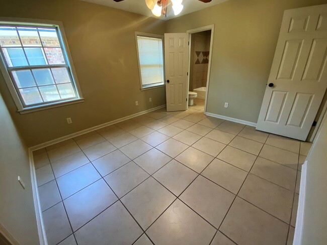 Building Photo - Spacious 2-Bedroom Duplex Near McNeese Sta...