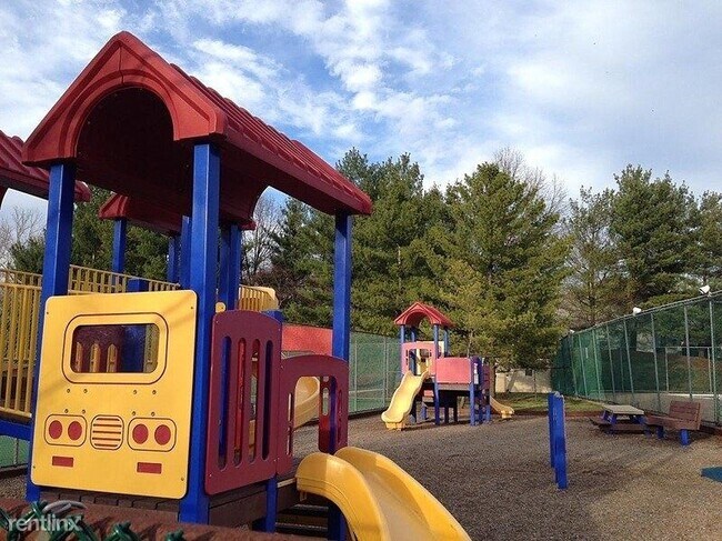 Building Photo - 3 br, 2.5 bath Townhome - 19 Woodward Lane