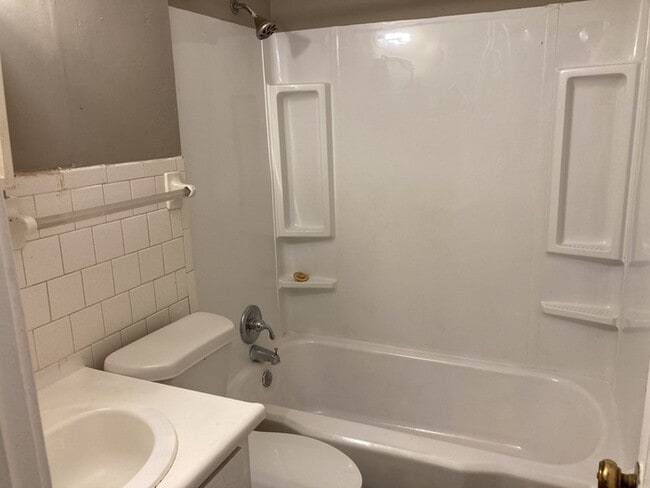 Building Photo - 3 Bedroom 1 Bathroom