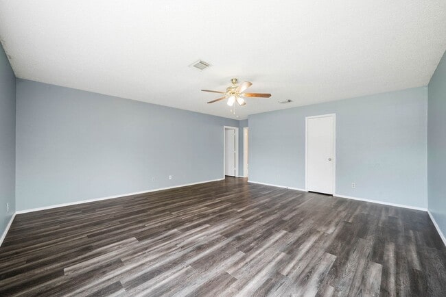 Building Photo - 3 Bedroom and 2 Bathroom located  in Brentfield Subdivision