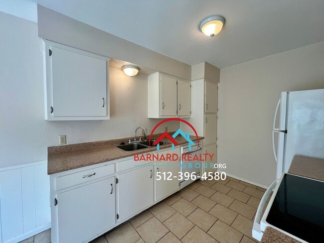 Building Photo - Available July 12: Duplex Close to Texas S...