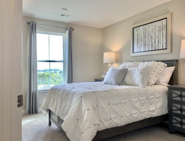 Building Photo - 3 Bedroom, 2.5 Bath End Unit Townhome on C...