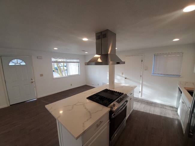 Building Photo - 3-bedroom home with remodeled kitchen and ...