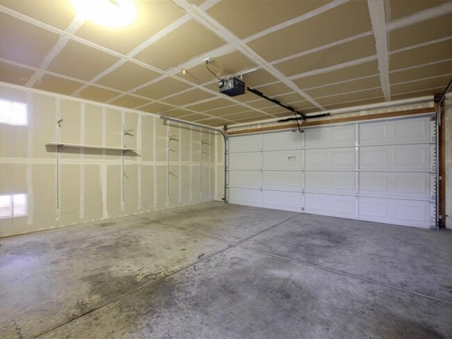 Building Photo - 2 Bedroom 2 Bath Single Story