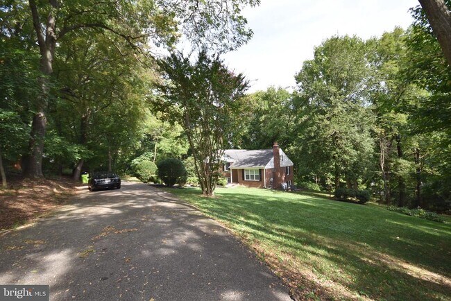 Building Photo - 204 W Locust St