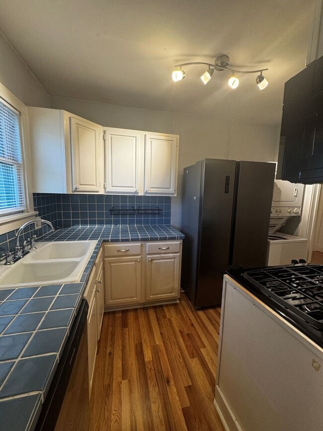 Building Photo - Cute 2 bedroom, 1 bath upstairs duplex in ...