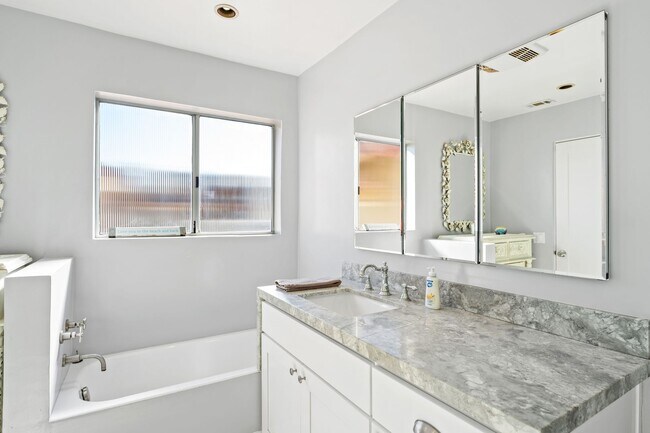 Building Photo - 2405 Ocean Dr