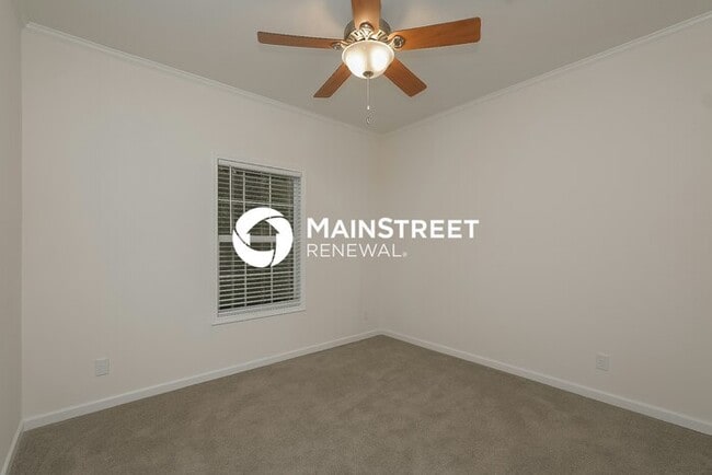 Building Photo - 4 Bedroom Pet-Friendly Home in St. Petersb...