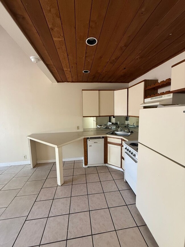 Building Photo - Studio/Efficiency Bungalow with a Loft
