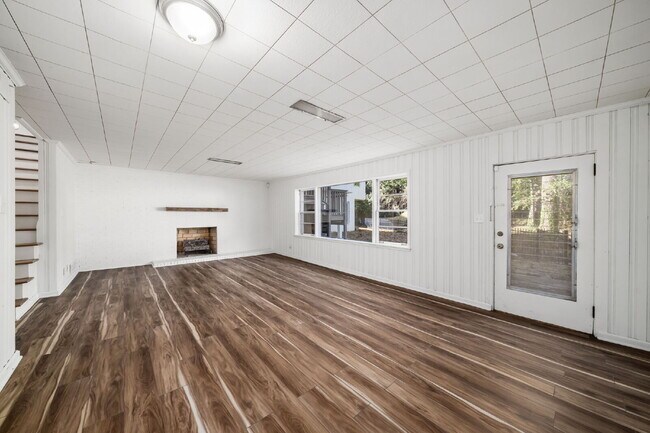 Building Photo - Move in before December 31st and get $100 OFF your rent for the first 3 months — PLUS a $250 Amaz...