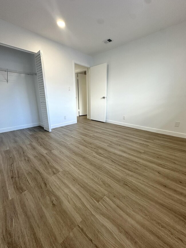 Building Photo - 906 E Tiffany Dr