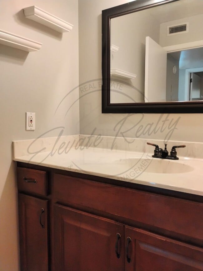 Building Photo - Charming 1 Bedroom | 1 Bath Upstairs Apart...