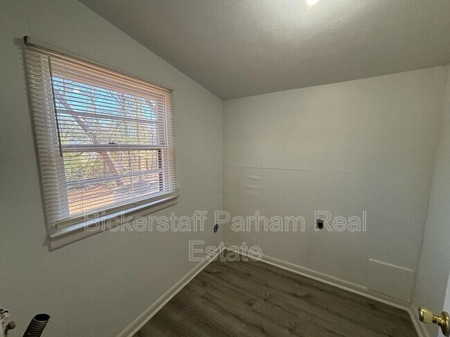 Building Photo - 231 17th Ave S