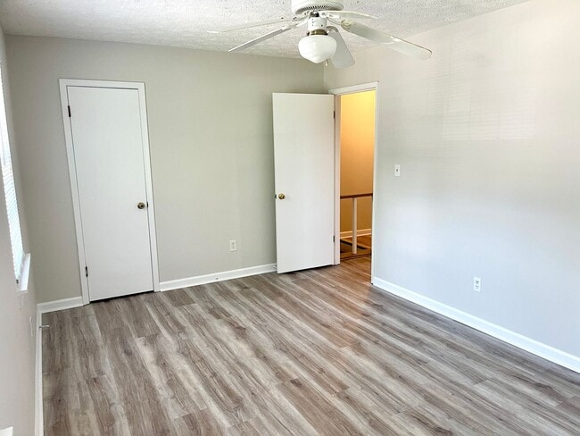 Building Photo - Welcome to this charming 2-bedroom, 1.5-ba...