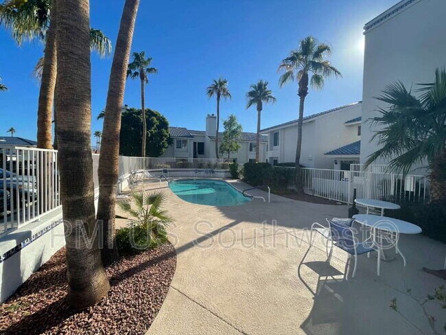 Building Photo - 1800 Club House Dr