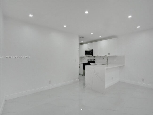 Building Photo - 10051 Winding Lake Rd