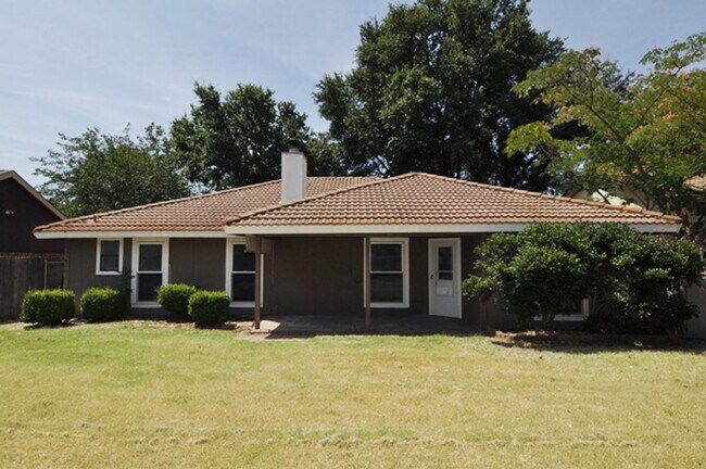 Building Photo - 205 Juniper Dr