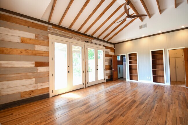 Building Photo - 402 Orion Ave