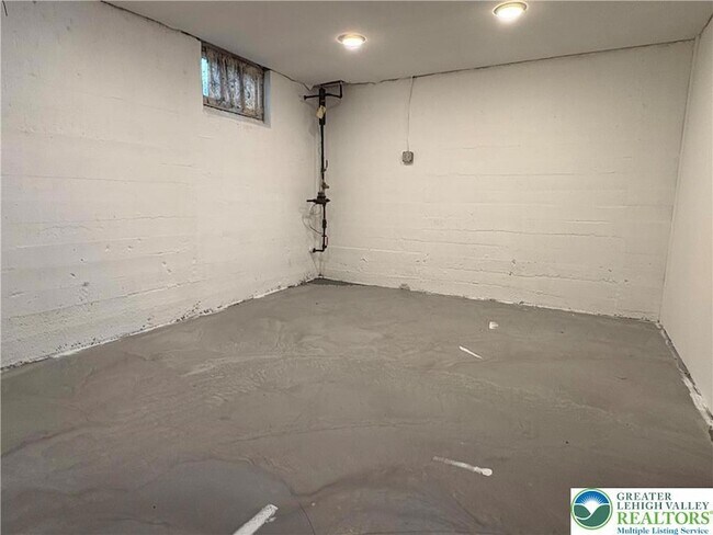 Building Photo - 754 E Washington Ave