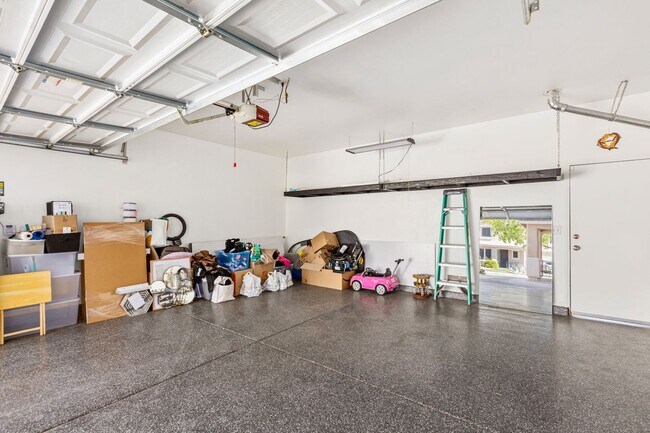 Building Photo - Beautifully Updated 3 Bedroom Southeast Ve...