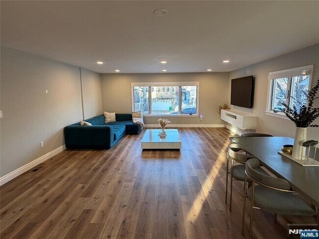 Building Photo - 200 Forest Ave