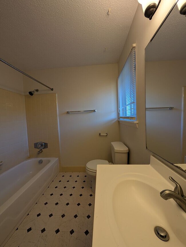 Building Photo - 2 Bedroom Walking Distance to NCSU!