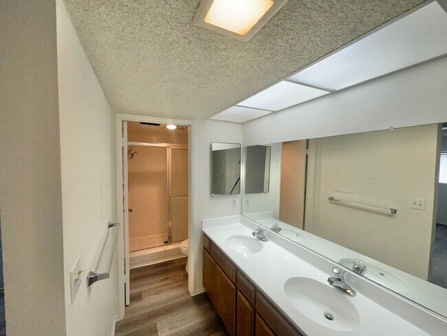 Building Photo - 12120 Texas Ave