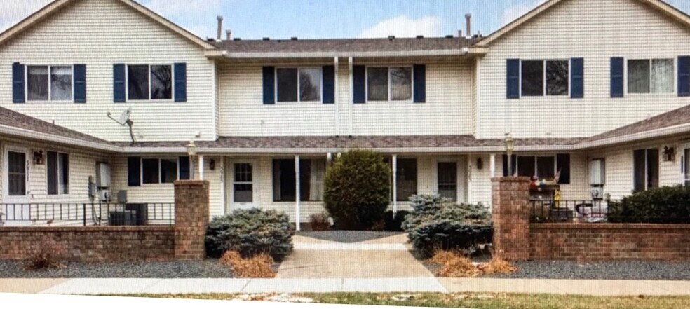 Building Photo - 3985 Parkridge Dr