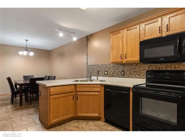 Building Photo - 2 br, 2 bath Townhome - 2056 Willow Cir