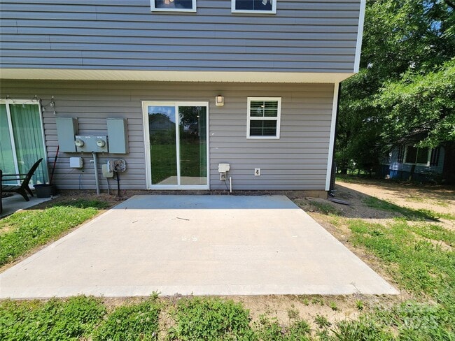 Building Photo - 2210 Brookview Ave