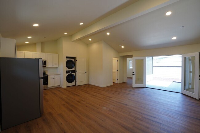 Building Photo - 4805 Charlotte Way