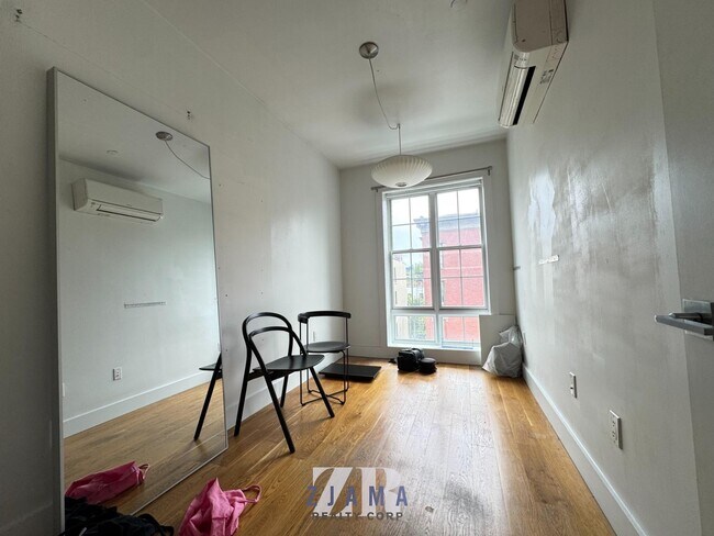 Building Photo - 731 Greene Ave