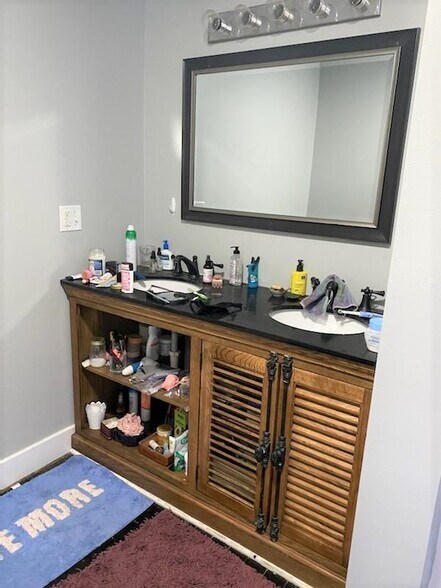 Jack n Jill bathrm for NE & W bedrms - 119 Fyfer Pl