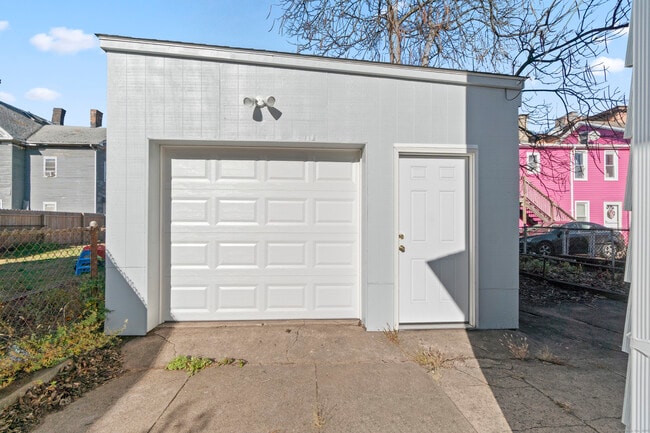 Building Photo - 201 Portsea St