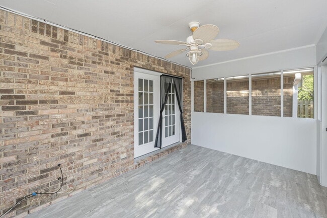 Building Photo - 305 Parkwood Pl