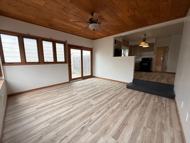 Building Photo - **Move in Ready** 3 bedroom close to downtown!