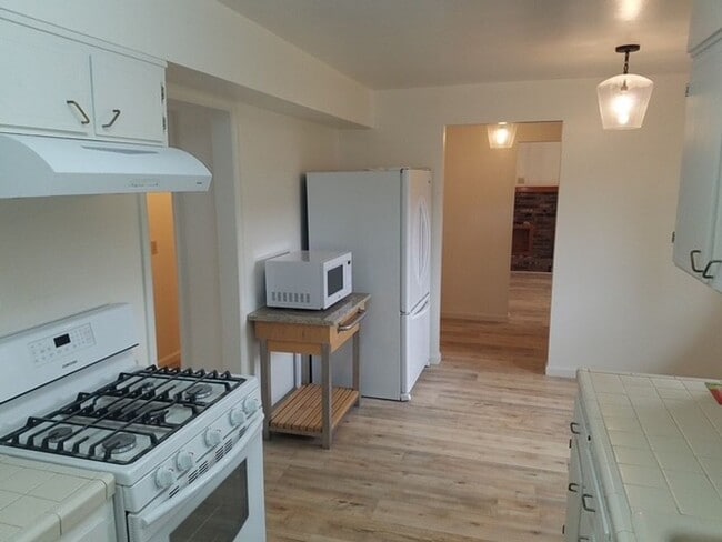 Building Photo - Spacious 4 Bedroom, 2 Bathroom Jacksonville Home
