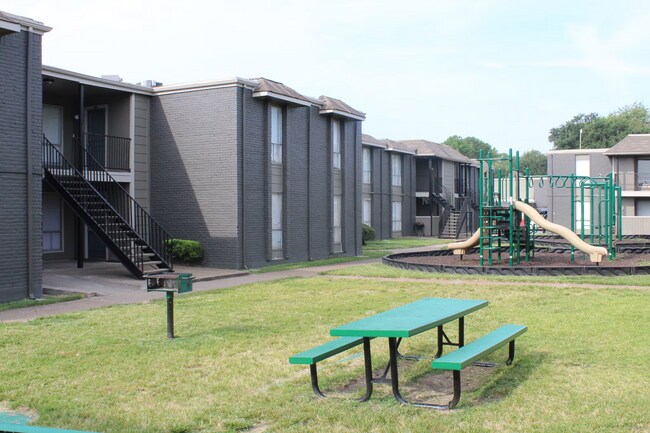 Building Photo - 1370 Afton St