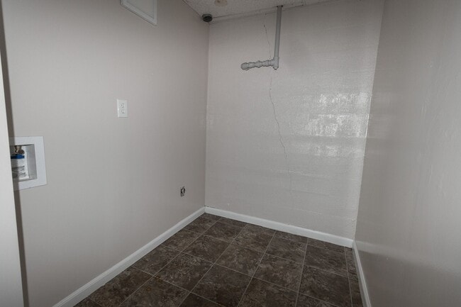 Building Photo - 4 Bed 2 Bath House on East Campus