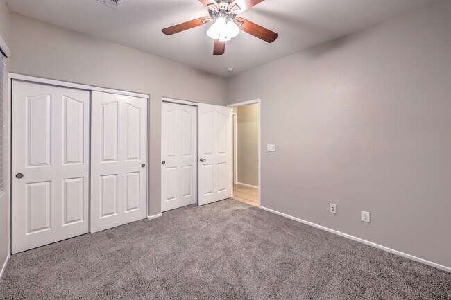 Building Photo - Gorgeous 6Bed/5Bath/4Car, 2-Story Home located in the Mountains Edge