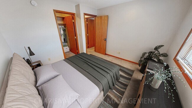 Building Photo - 3 BEDROOM, 2 BATH WALK IN TOWNHOME, ATTACH...