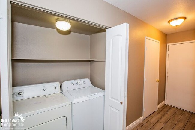 Building Photo - Newly Remodeled 2Bdm 1.5Ba Townhouse with ...