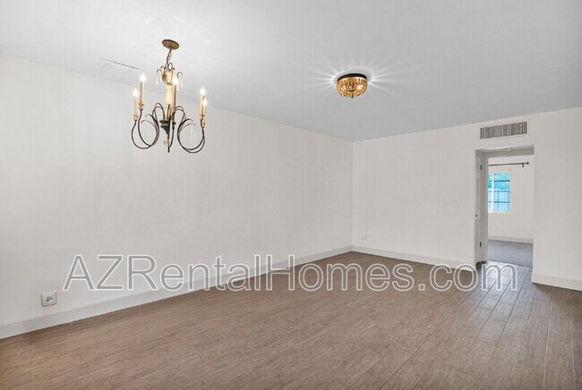 Building Photo - 5513 E Earll Dr