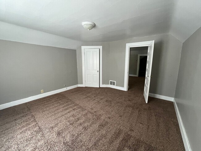Building Photo - 828 Huestis Ave