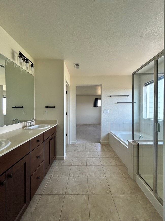 Building Photo - Spacious 5-Bedroom House with Large Fenced Yard