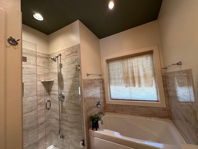 Building Photo - 358 Kingston Cir