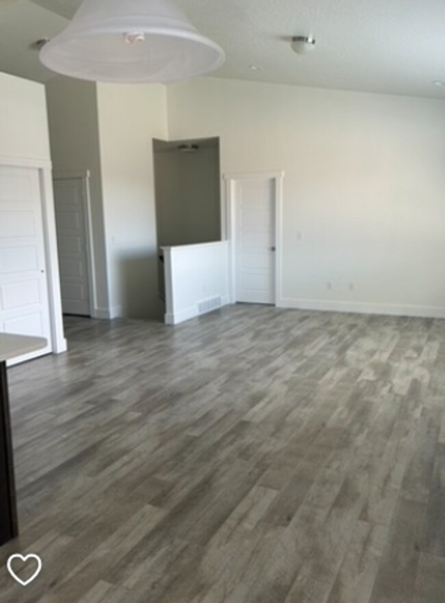 Building Photo - For Rent in Pleasant Grove – 6-Bedroom Bea...